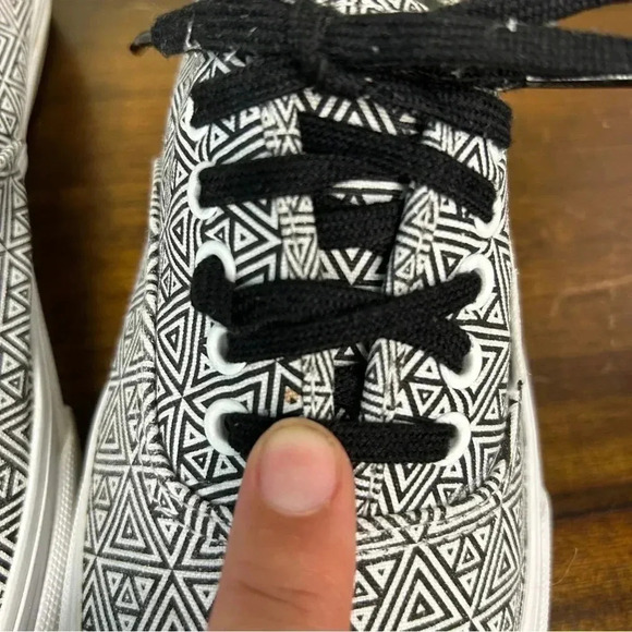 Vans Unisex Geometric Triangle Black and White Athletic Shoes - Picture 3 of 9